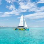 Tour en Catamarán a Isla Mujeres con Snorkel y Buffet promo-catamaran - Miniatura 1