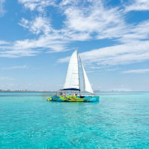 Tour en Catamarán a Isla Mujeres con Snorkel y Buffet