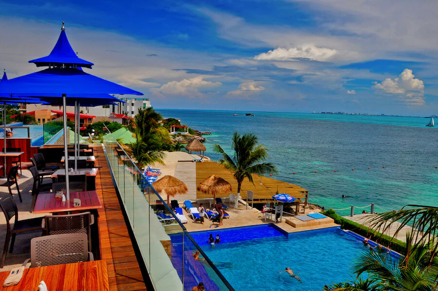 Tour en Catamarán a Isla Mujeres con Snorkel y Buffet promo-catamaran - Imagen 2
