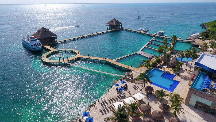 Tour en Catamarán a Isla Mujeres con Snorkel y Buffet promo-catamaran - Imagen 3