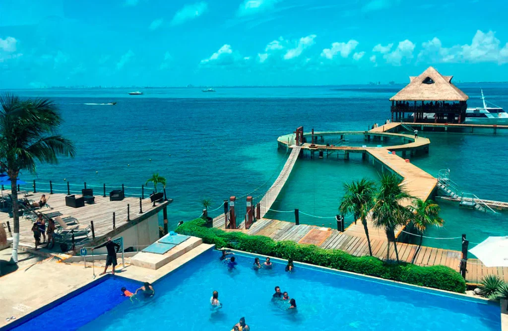 Tour en Catamarán a Isla Mujeres con Snorkel y Buffet promo-catamaran - Imagen 4