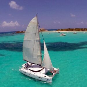 Catamarán VIP a Isla Mujeres: Barra Premium y Buffet Exclusivo