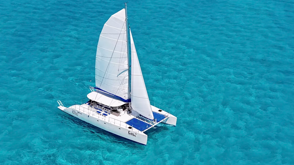 Catamarán VIP a Isla Mujeres: Barra Premium y Buffet Exclusivo - Imagen 6