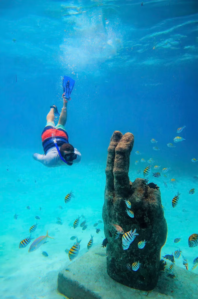 Catamarán VIP a Isla Mujeres: Barra Premium y Buffet Exclusivo - Imagen 1