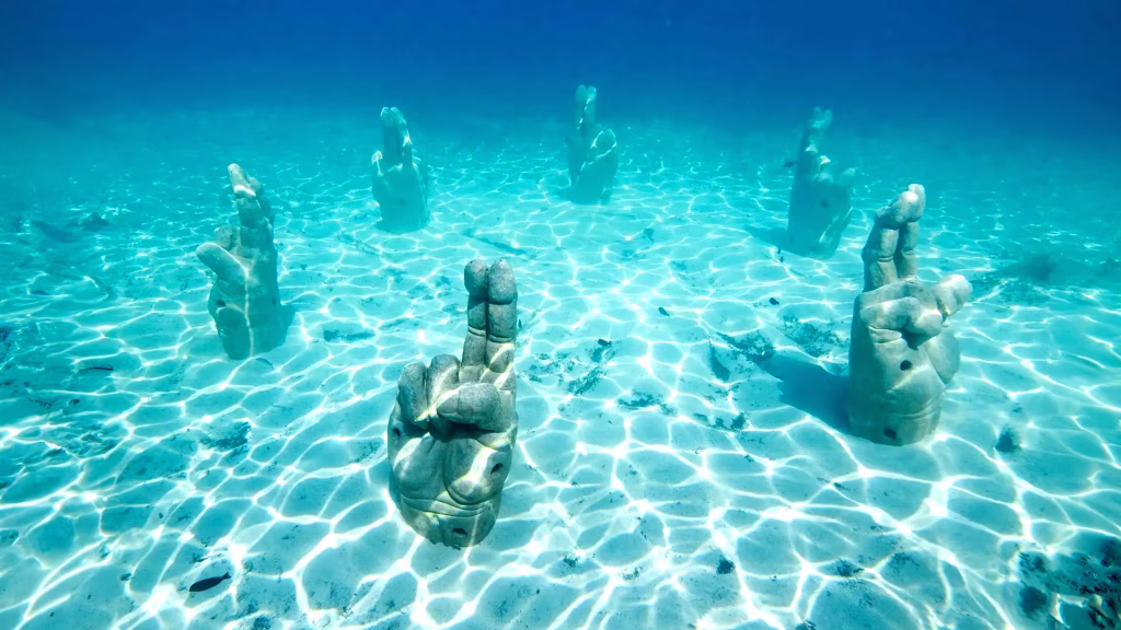 Catamarán VIP a Isla Mujeres: Barra Premium y Buffet Exclusivo - Imagen 5